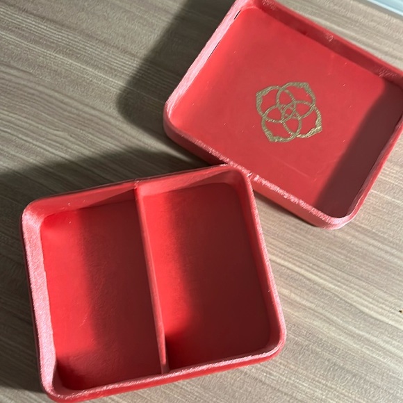 New Tags Kendra Scott Mattie Soft Velvet Jewelry Box Case: Barbie Bright Pink - Picture 5 of 6